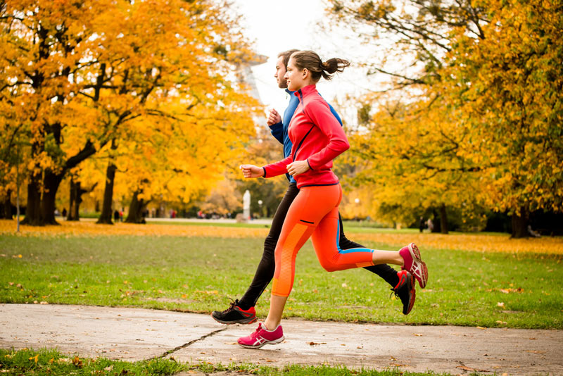 Idealnie dopasowana odzież sportowa zwiększy Twój komfort podczas treningu i ochroni Cię przed czynnikami atmosferycznymi, które jesienią nie zawsze są korzystne dla biegaczy.
