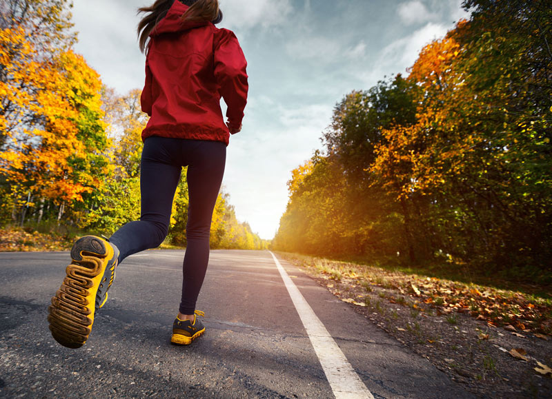 Legginsy sportowe idealnie nadają się do biegania jesienią, utrzymują odpowiednią temperaturę ciała i odprowadzają wilgoć.