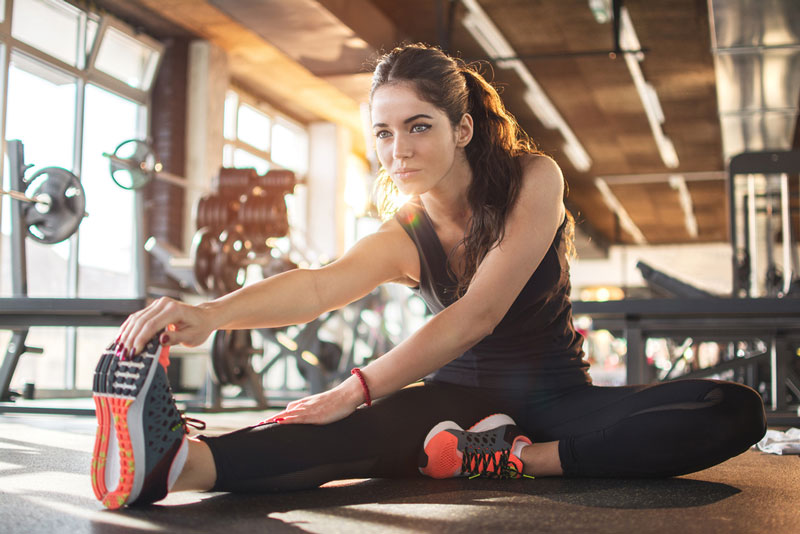 Wygodne legginsy sportowe podczas treningu na siłowni dają dużo większy komfort podczas ćwiczeń i nie krępują ruchów.