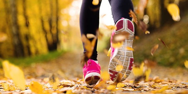 Bieganie jesienią – jak się ubrać? Dobra odzież do biegania